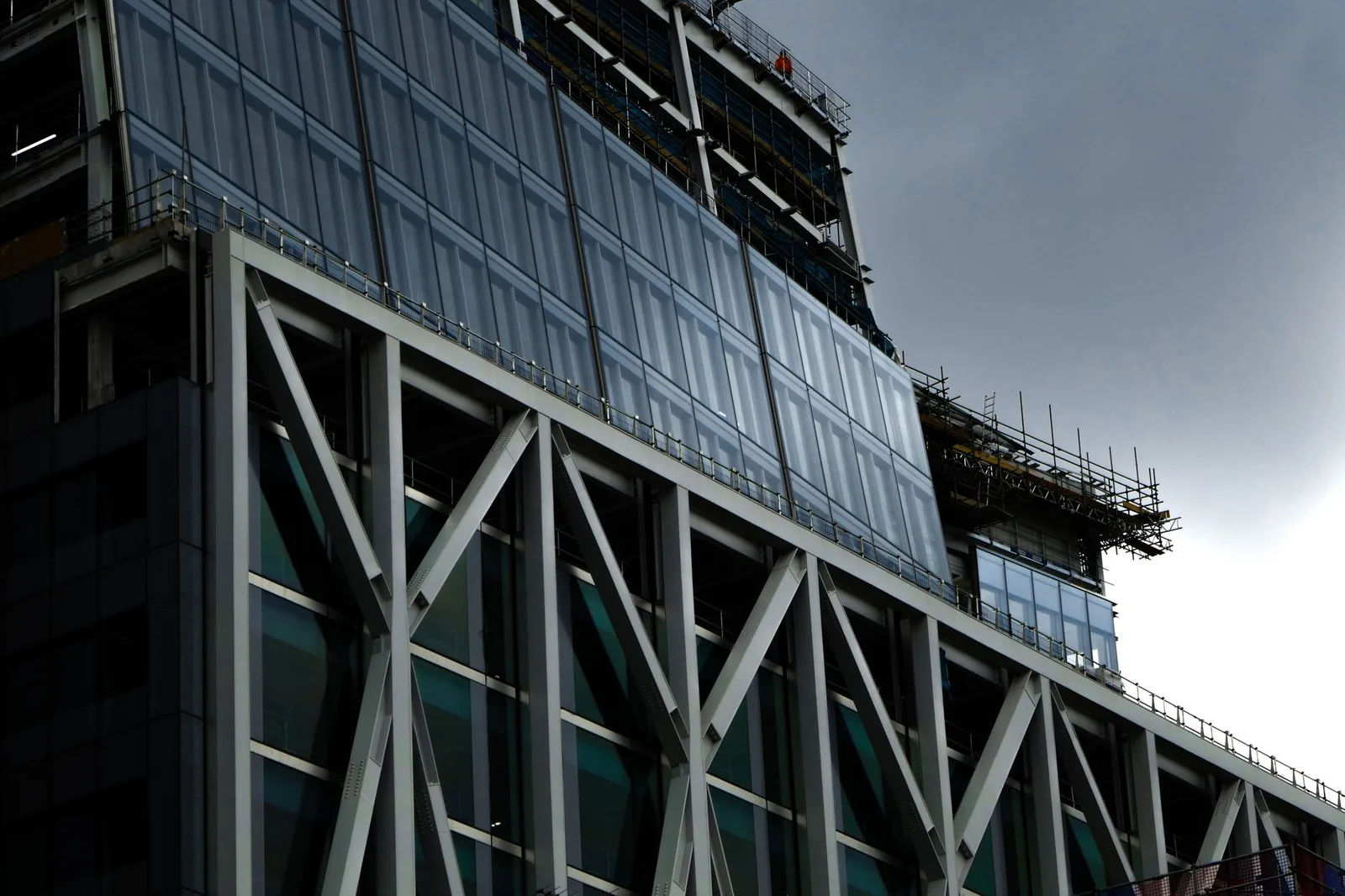 Façade vitrée et structure acier d'un immeuble de bureaux en construction
