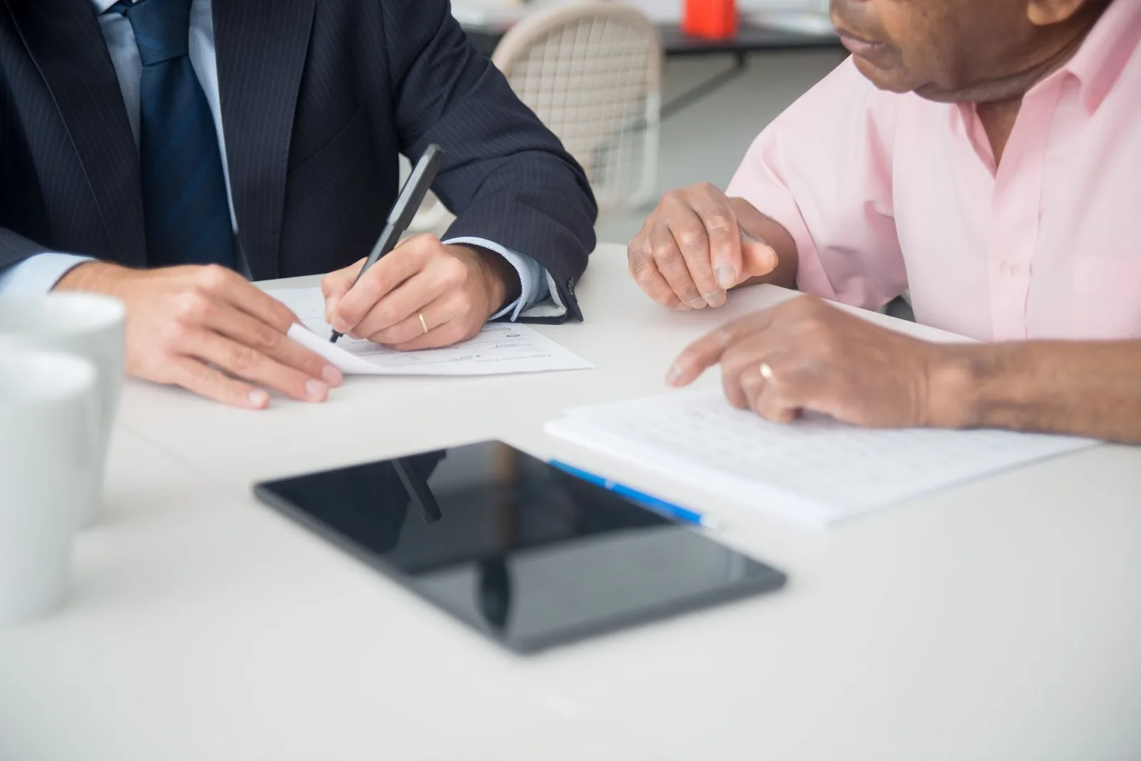 Signature d’un contrat lors d’un rendez-vous commercial
