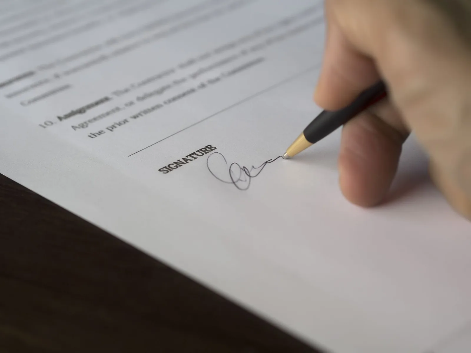 Signature d’un document de chantier au stylo