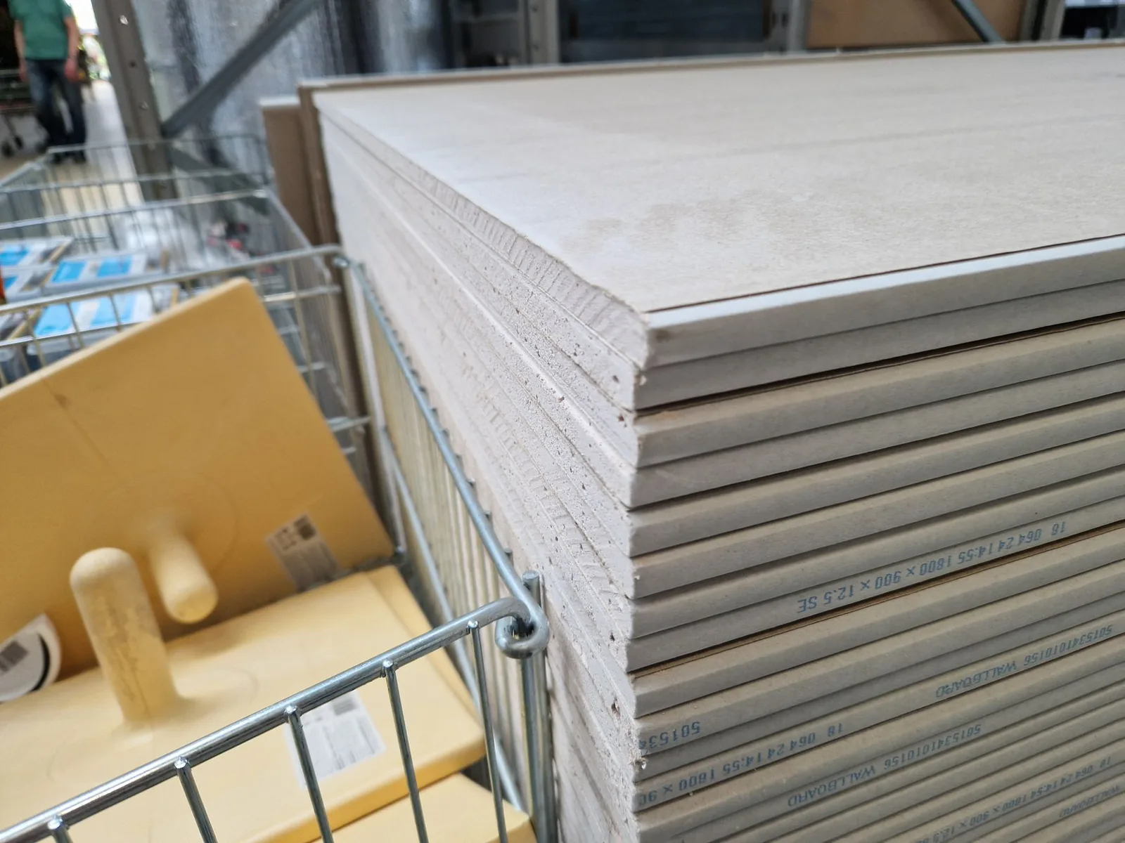 Plaques de plâtre empilées sur un chariot dans un magasin de matériaux