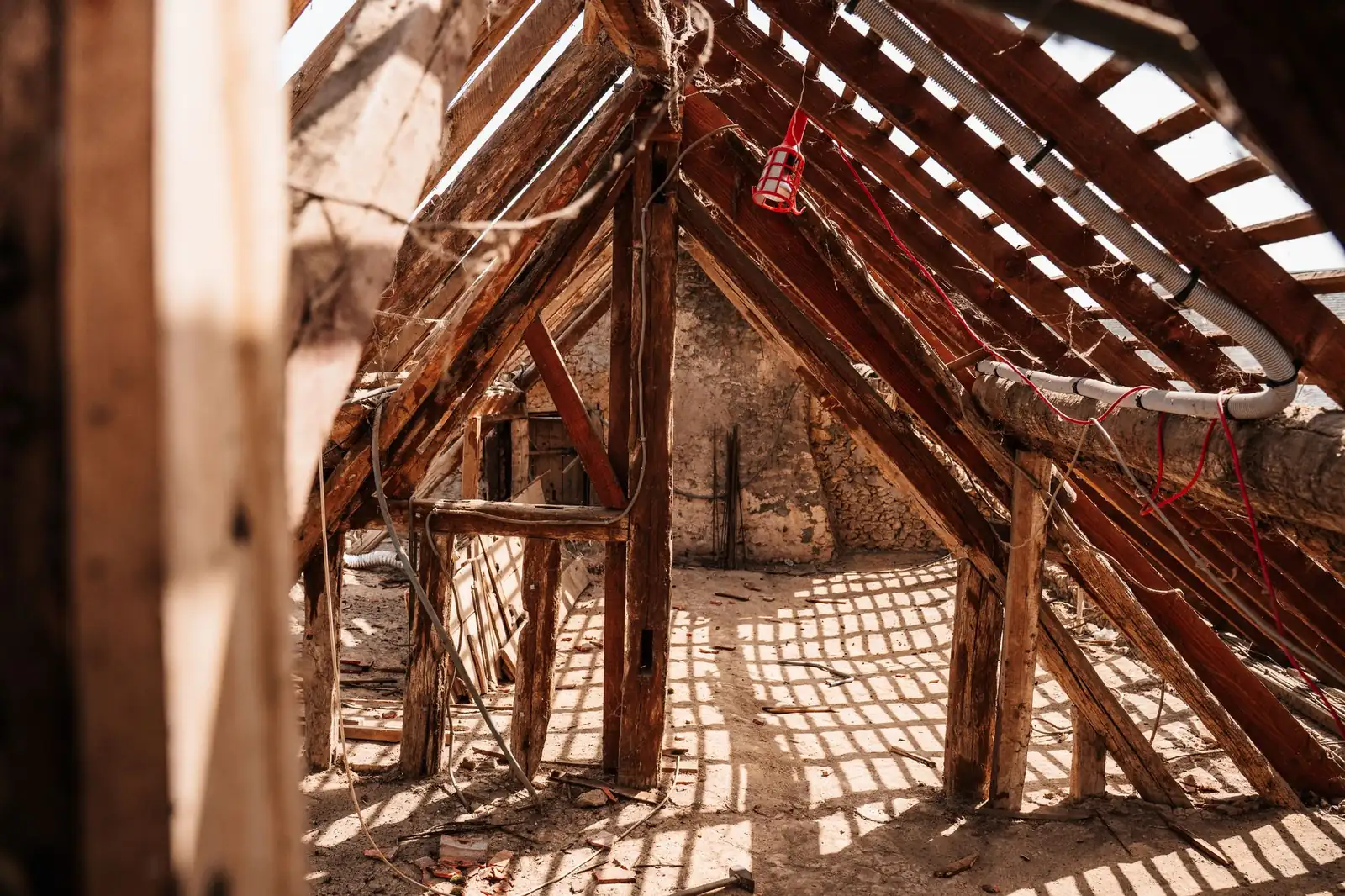 Charpente en bois ancienne d'un comble non isolé