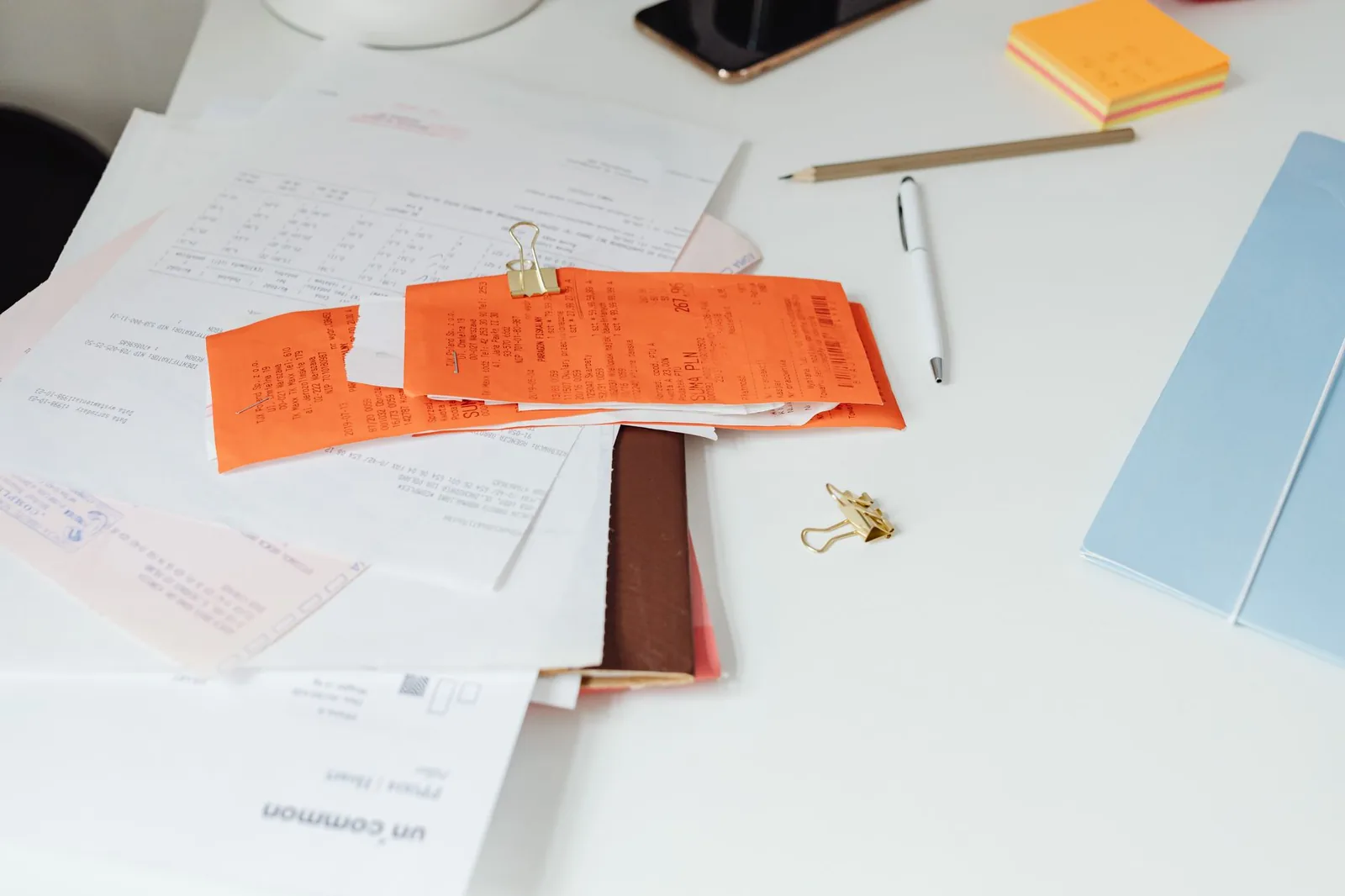 Factures et courriers étalés sur un bureau