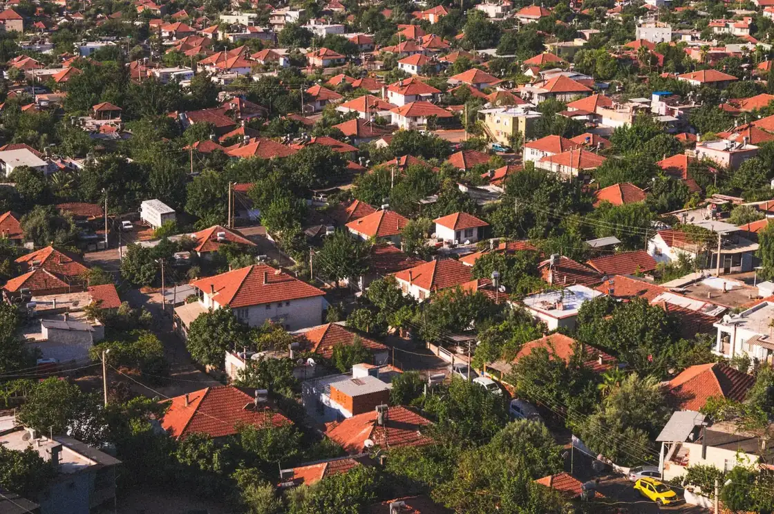 Vue aérienne d'un quartier résidentiel et de ses toitures