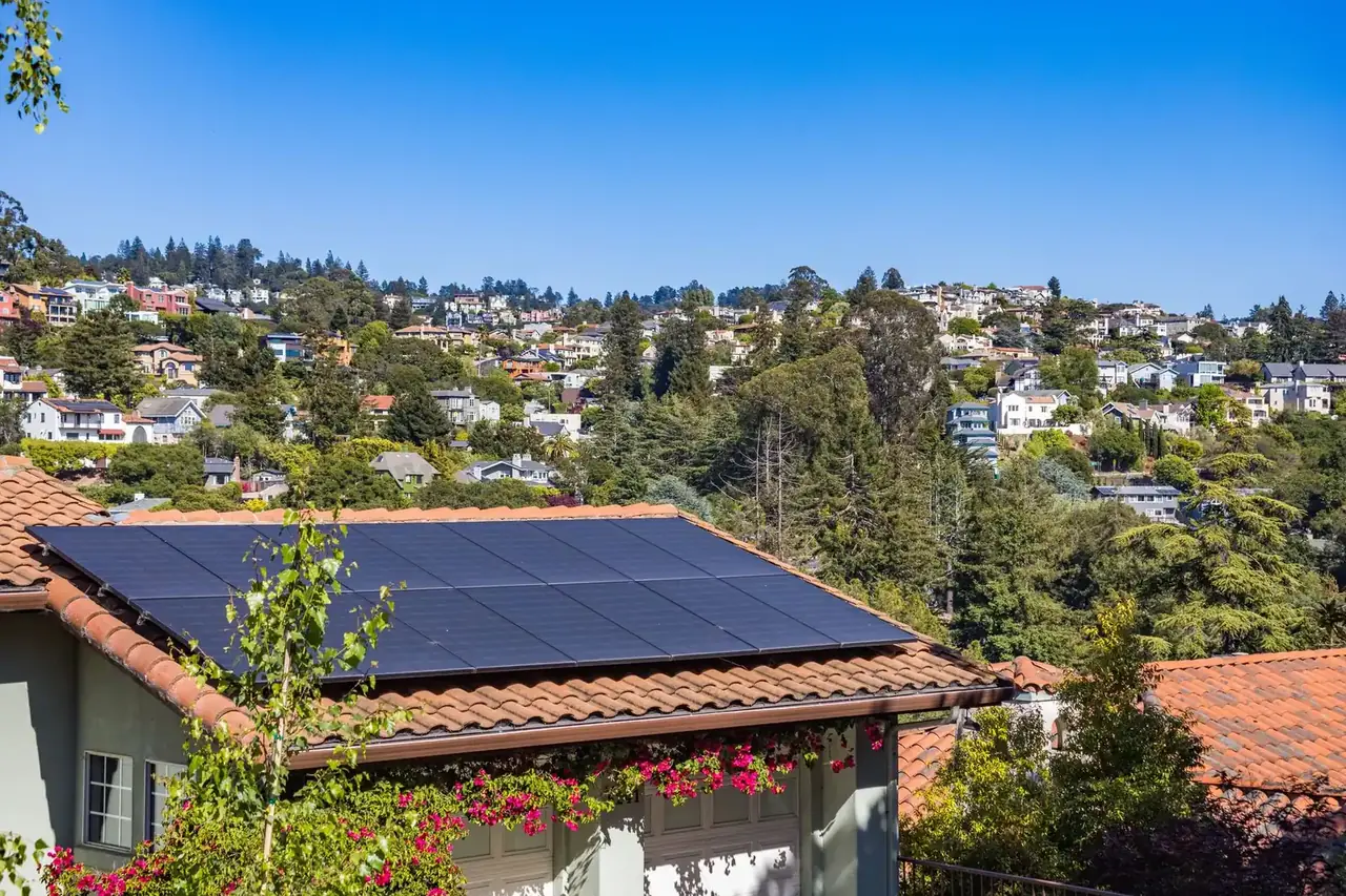 Panneaux solaires noirs posés sur la toiture en tuiles d'une maison