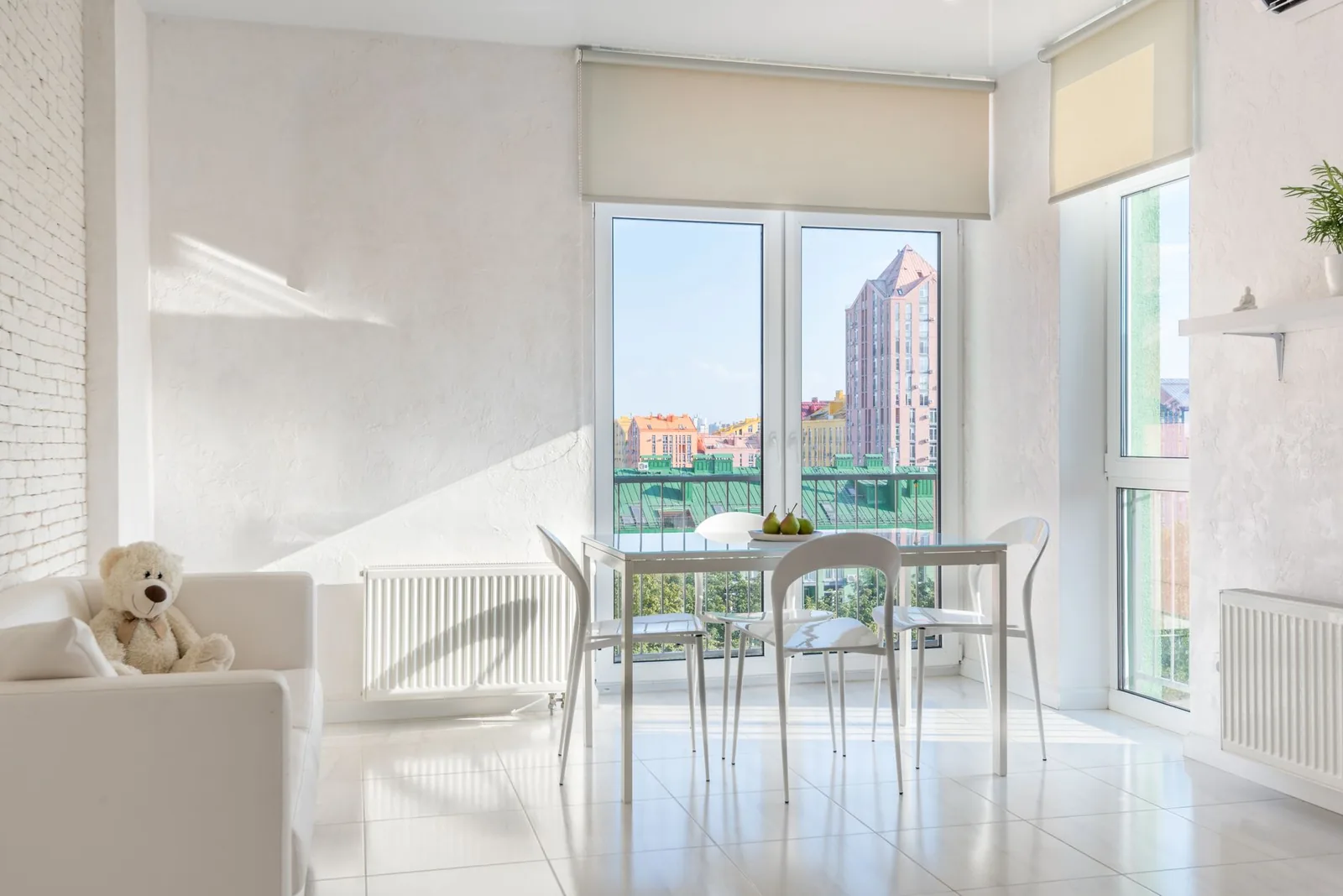 Séjour d’appartement avec radiateur sous la fenêtre