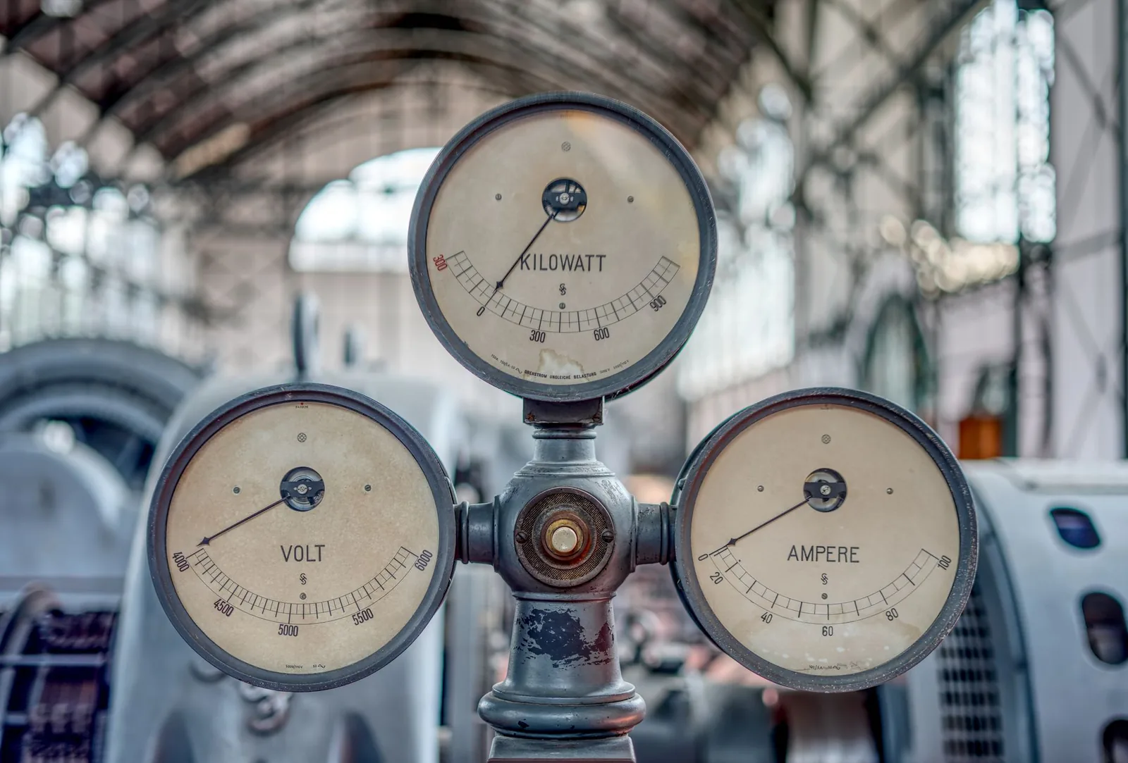 Cadrans anciens volt, ampère et kilowatt dans une salle de machines