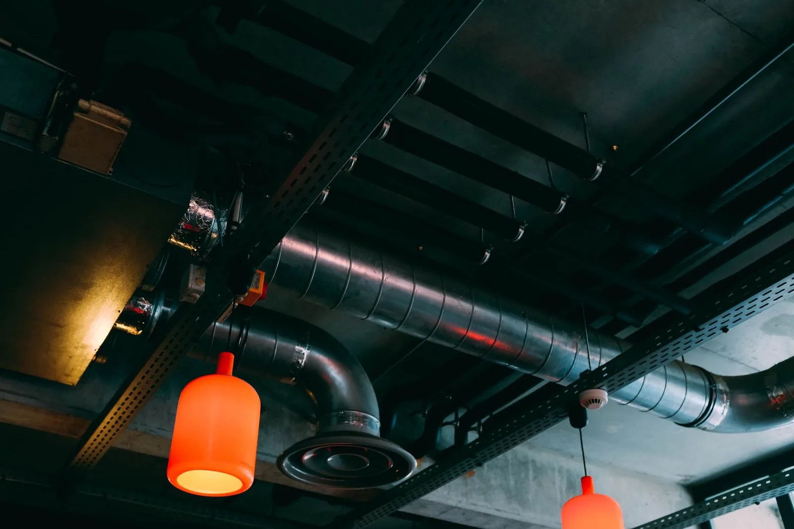 Gaines de ventilation apparentes courant sous un plafond