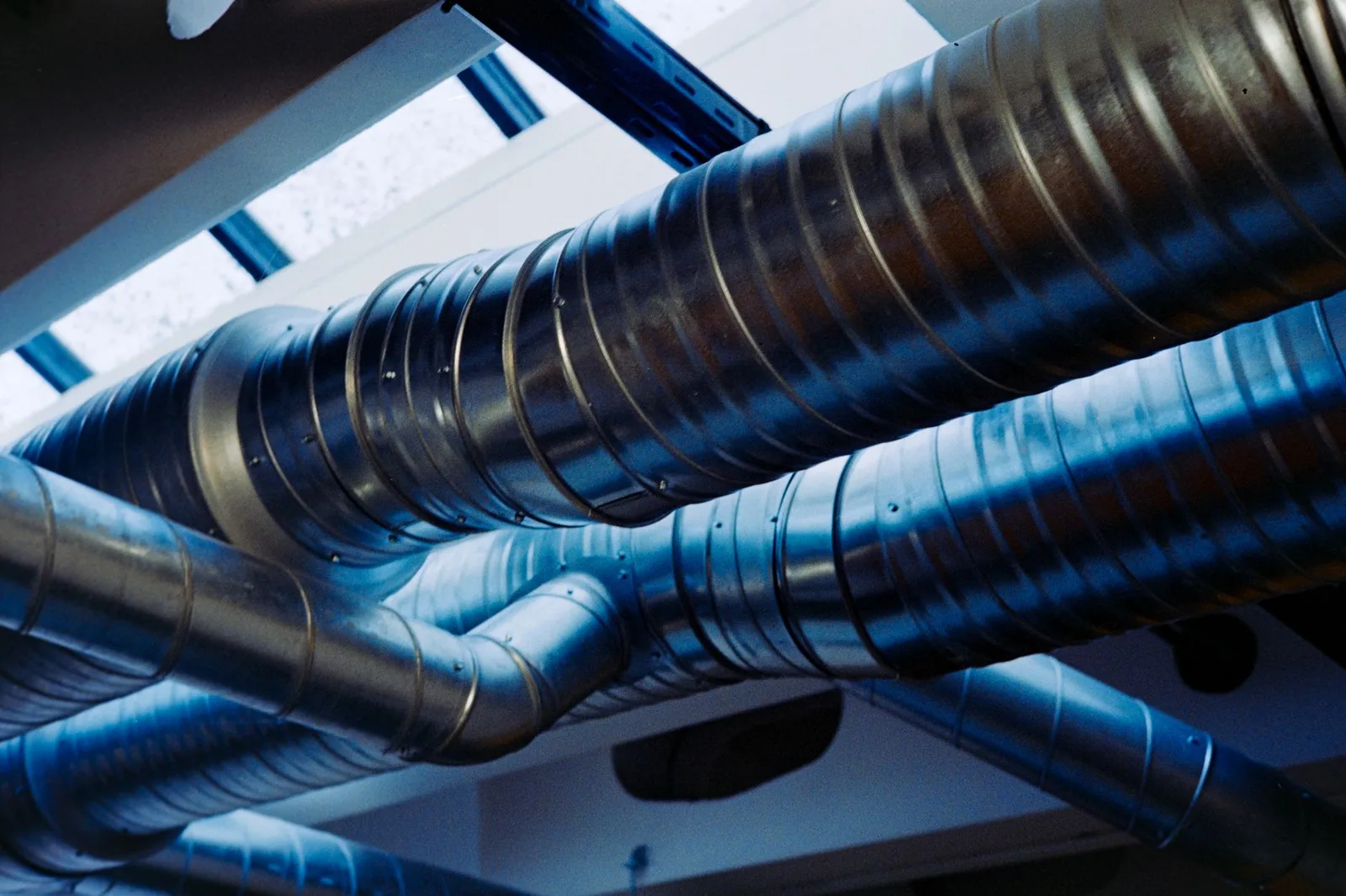 Réseau de gaines de ventilation en plafond technique