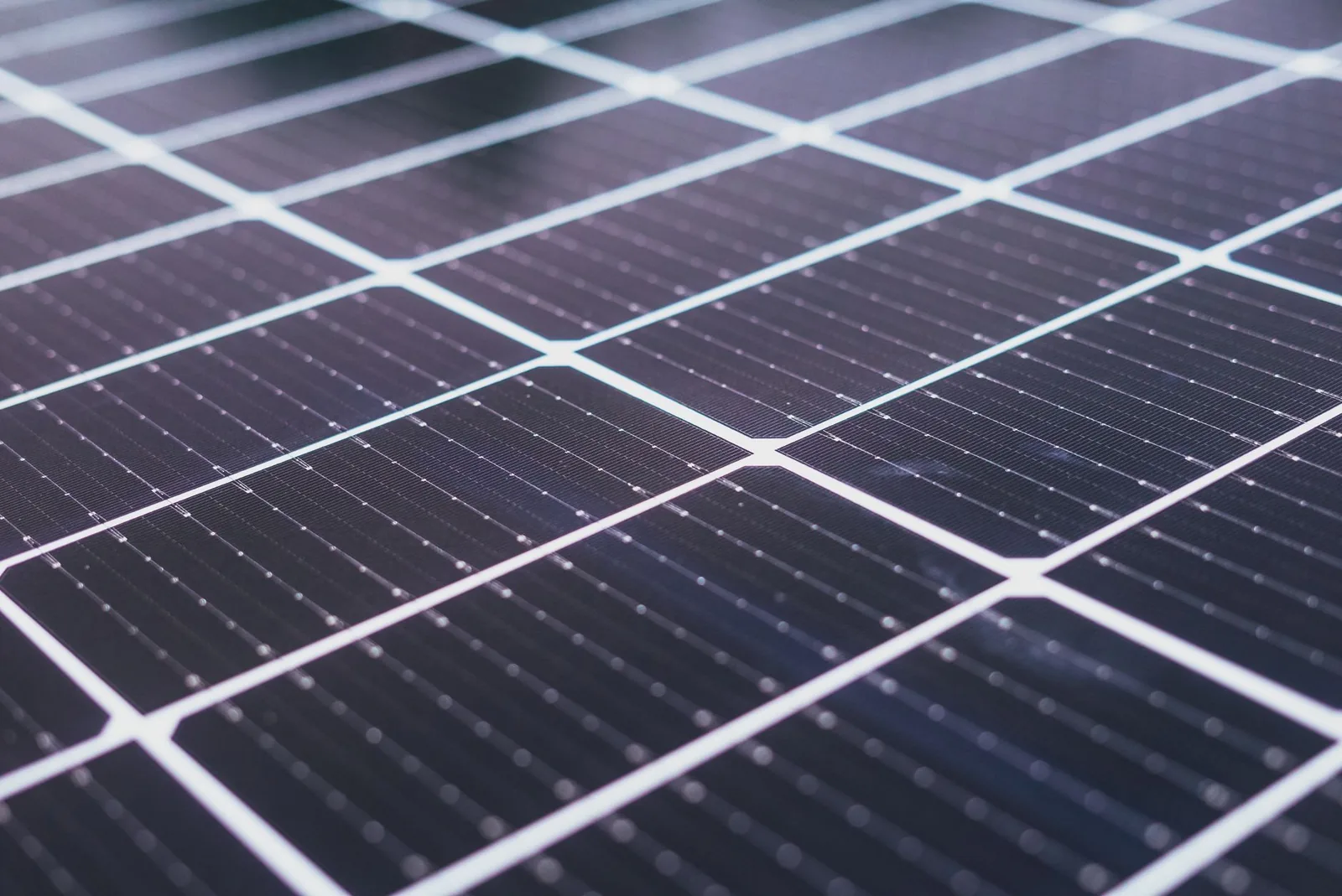 Gros plan sur les cellules et rubans conducteurs d'un panneau photovoltaïque