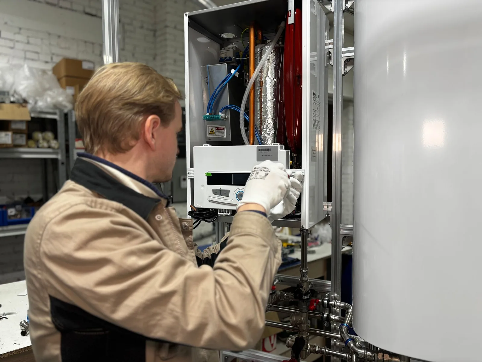 Technicien intervenant sur le module intérieur d’une pompe à chaleur